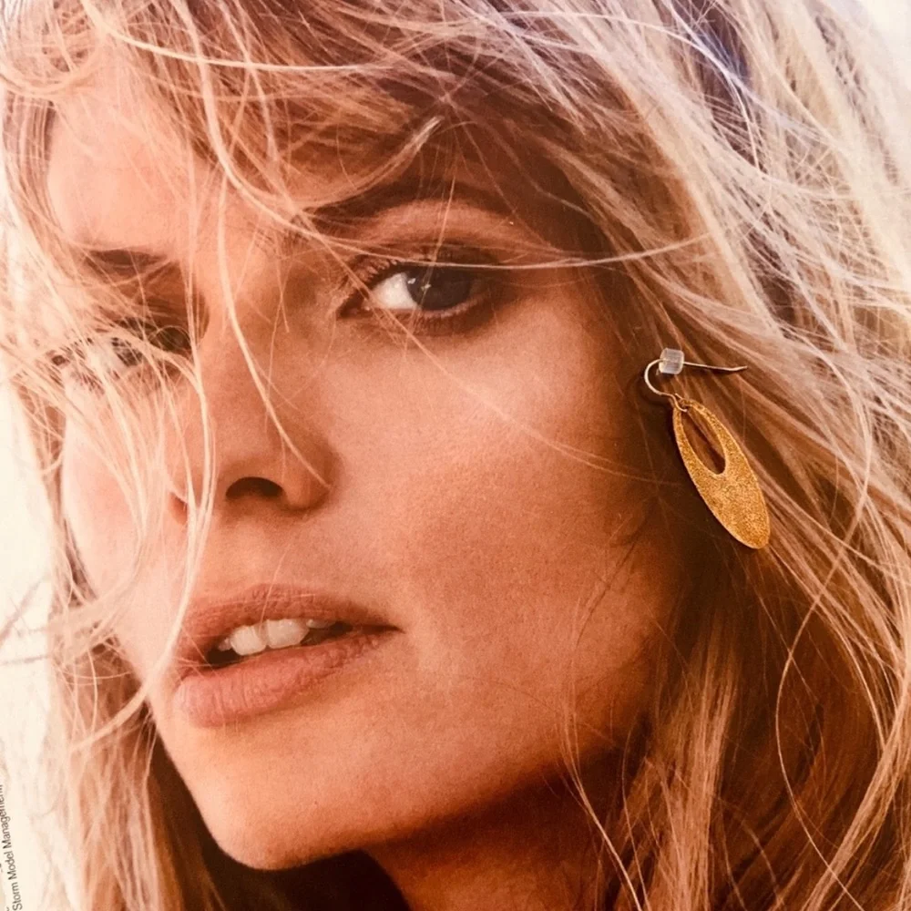 Gorgeous Gold‎ Sparkly oval shaped earrings